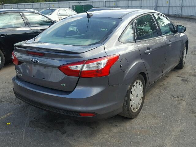 1FAHP3F2XCL282097 - 2012 FORD FOCUS SE GRAY photo 4
