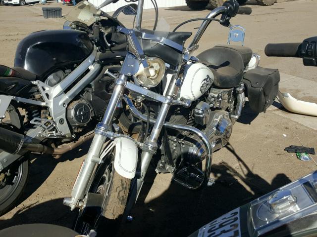 1HD1GEV114K318300 - 2004 HARLEY-DAVIDSON FXDWG WHITE photo 2