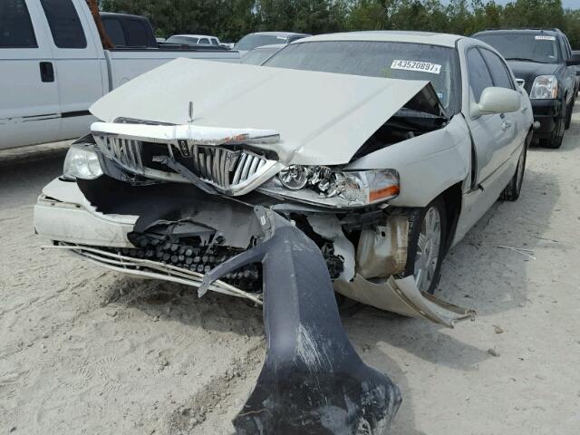 1LNHM82W75Y606360 - 2005 LINCOLN TOWN CAR WHITE photo 2