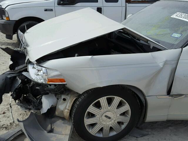 1LNHM82W75Y606360 - 2005 LINCOLN TOWN CAR WHITE photo 9