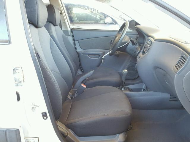 KNADE123686371881 - 2008 KIA RIO BASE WHITE photo 5