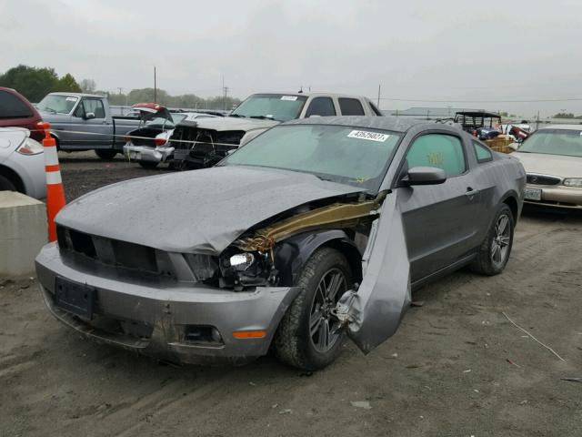 1ZVBP8AN5A5118592 - 2010 FORD MUSTANG GRAY photo 2