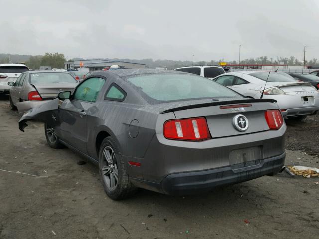 1ZVBP8AN5A5118592 - 2010 FORD MUSTANG GRAY photo 3