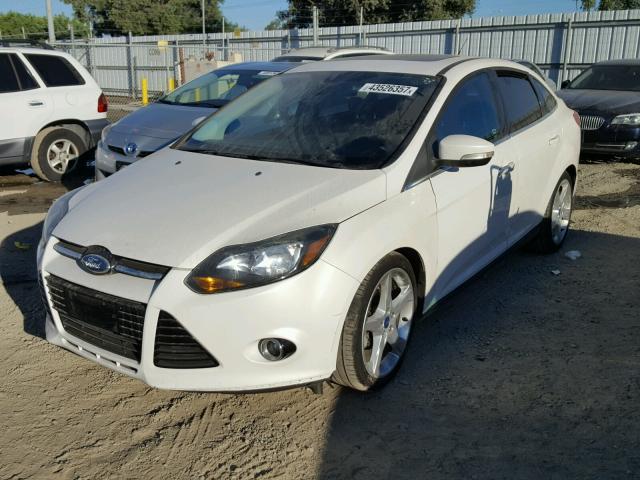 1FAHP3J22CL304827 - 2012 FORD FOCUS WHITE photo 2