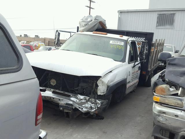 1GBJC34U25E262336 - 2005 CHEVROLET SILVERADO WHITE photo 2