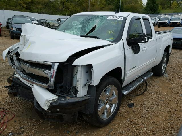 1GCRKTE34BZ120856 - 2011 CHEVROLET SILVERADO WHITE photo 2