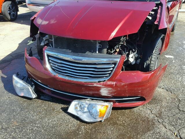2A4RR5DG8BR611477 - 2011 CHRYSLER TOWN & COU RED photo 9