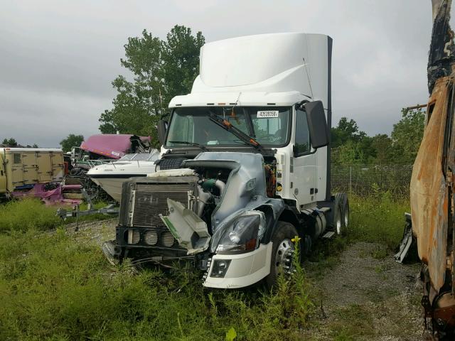 4V4NC9EG4EN176099 - 2014 VOLVO VN VNL WHITE photo 2