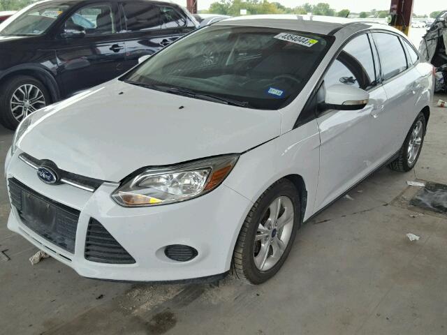 1FADP3F27DL324659 - 2013 FORD FOCUS WHITE photo 2