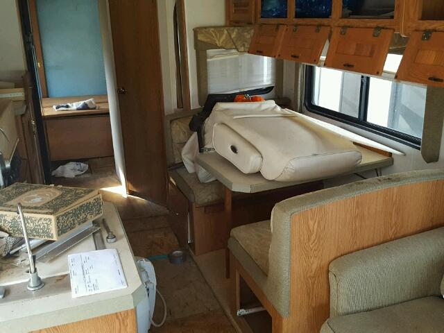 5B4MP67GX33362509 - 2003 HOLR ADMIRAL WHITE photo 9