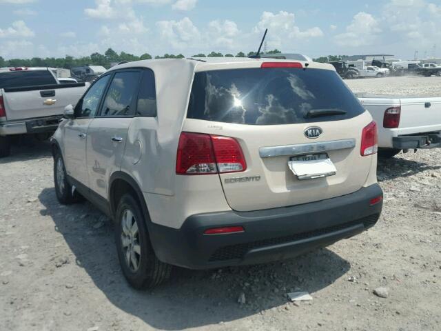 5XYKTDA21BG135590 - 2011 KIA SORENTO BA CREAM photo 3