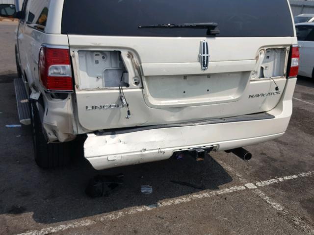5LMFL27557LJ21834 - 2007 LINCOLN NAVIGATOR თეთრი ფოტო 9
