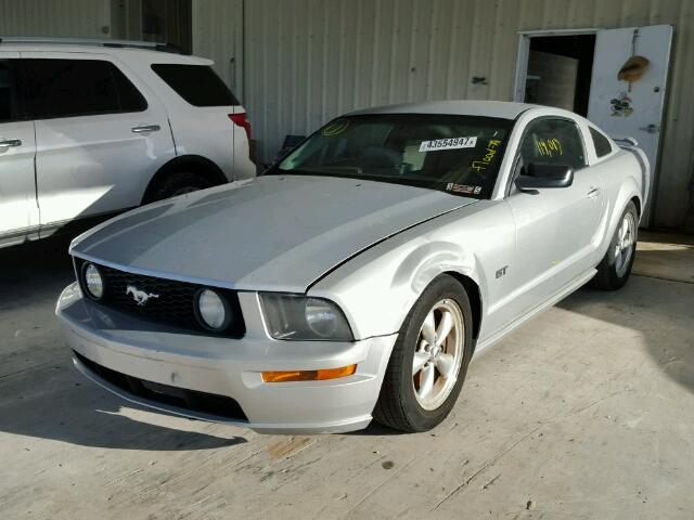 1ZVHT82H585189624 - 2008 FORD MUSTANG SILVER photo 2