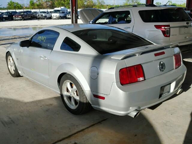 1ZVHT82H585189624 - 2008 FORD MUSTANG SILVER photo 3