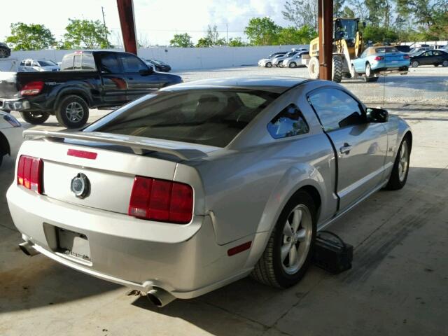 1ZVHT82H585189624 - 2008 FORD MUSTANG SILVER photo 4