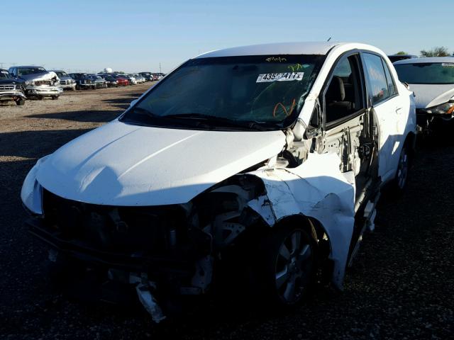 3N1BC11E88L366421 - 2008 NISSAN VERSA WHITE photo 2