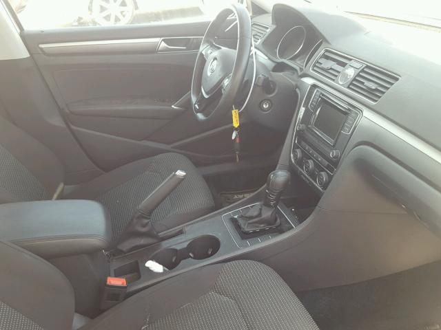 1VWAT7A33GC060311 - 2016 VOLKSWAGEN PASSAT S Weiß Foto 5