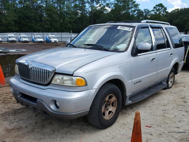 5LMFU28A9YLJ19773 - 2000 LINCOLN NAVIGATOR SILVER photo 2