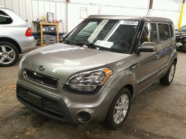 KNDJT2A59D7632039 - 2013 KIA SOUL GREEN photo 2