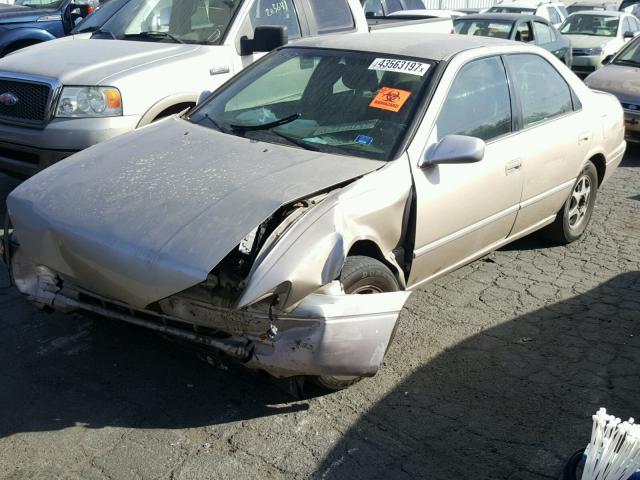 JT2BG22K8W0111525 - 1998 TOYOTA CAMRY CE GOLD photo 2