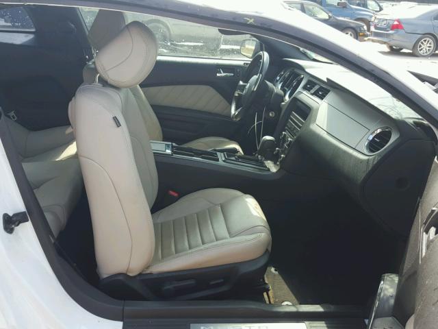 1ZVBP8AM2E5290396 - 2014 FORD MUSTANG WHITE photo 5