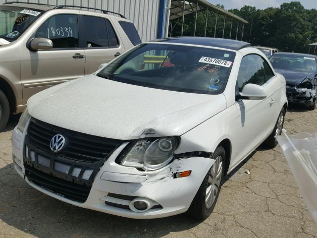 WVWAA71F28V050197 - 2008 VOLKSWAGEN EOS TURBO WHITE photo 2