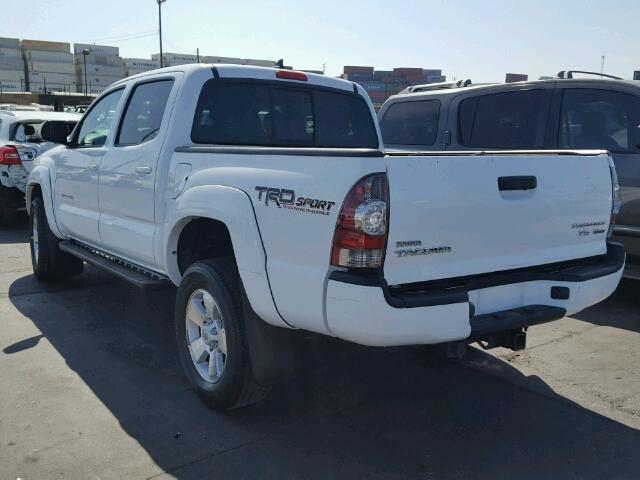 3TMJU4GN0FM176859 - 2015 TOYOTA TACOMA DOU WHITE photo 3