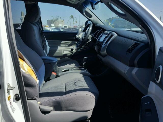 3TMJU4GN0FM176859 - 2015 TOYOTA TACOMA DOU WHITE photo 5