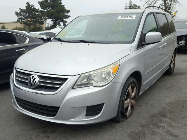 2V8HW34109R541854 - 2009 VOLKSWAGEN ROUTAN SE SILVER photo 2