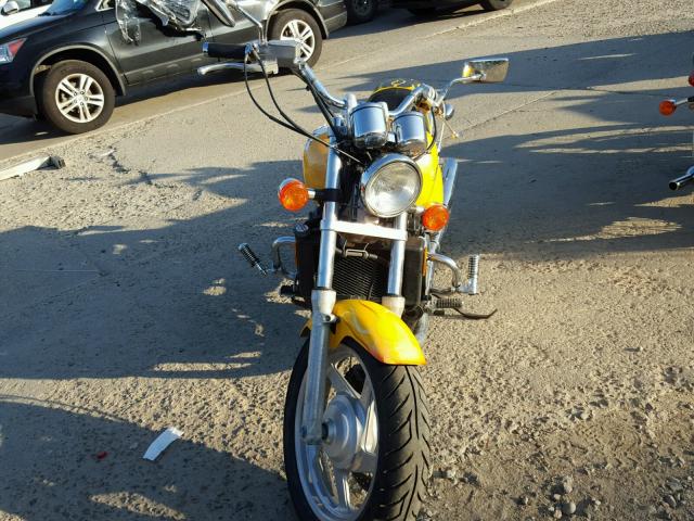 JH2RC4300TM201242 - 1996 HONDA VF750 C YELLOW photo 9