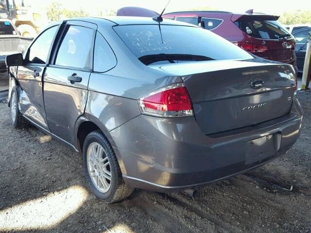 1FAHP3FN3AW286692 - 2010 FORD FOCUS GRAY photo 3