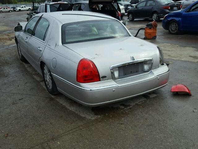 1LNHM82W23Y627453 - 2003 LINCOLN TOWN CAR S GRAY photo 3