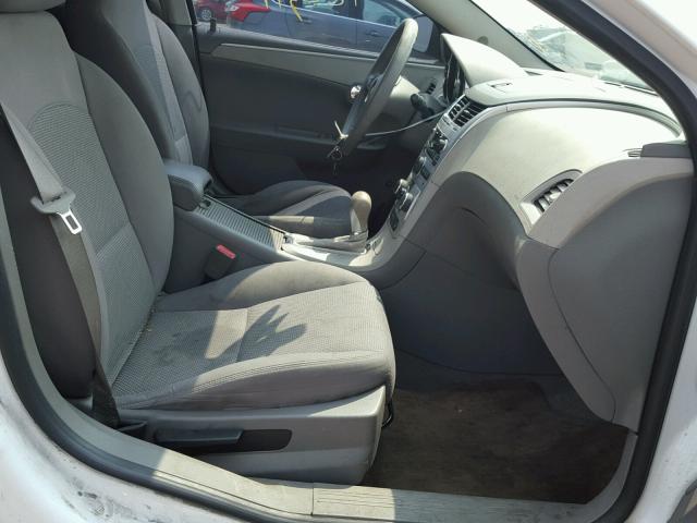 1G1ZA5EB4AF107474 - 2010 CHEVROLET MALIBU LS თეთრი ფოტო 5