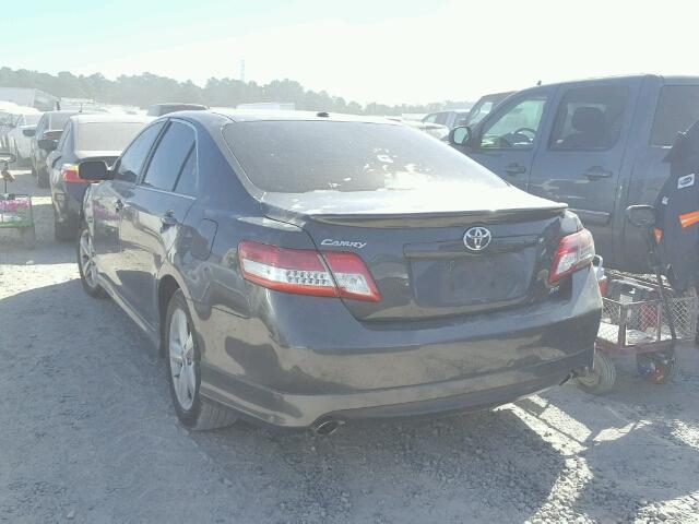 4T1BF3EK6BU618563 - 2011 TOYOTA CAMRY BASE GRAY photo 3