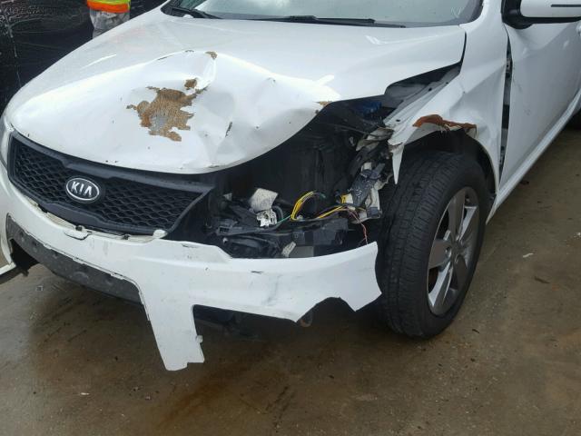 KNAFU6A22B5330601 - 2011 KIA FORTE WHITE photo 9