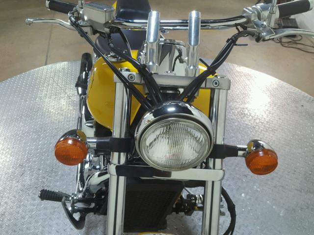 JH2RC44035M801254 - 2005 HONDA VT750 C YELLOW photo 17