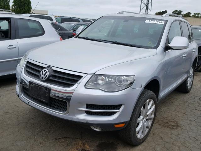 WVGBF7A9XAD003586 - 2010 VOLKSWAGEN TOUAREG V6 SILVER photo 2