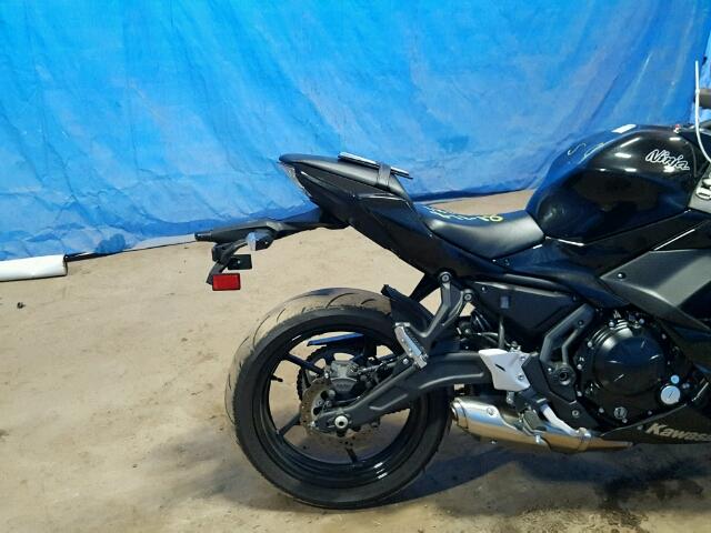 JKAEXEJ14HDA01899 - 2017 KAWASAKI EX650 J შავი ფოტო 6