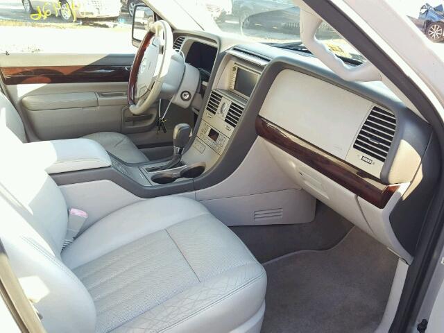 5LMEU88H84ZJ00733 - 2004 LINCOLN AVIATOR 银色 照片 5
