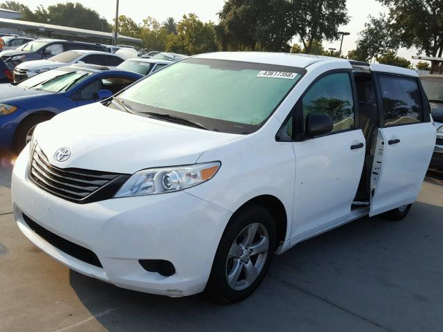 5TDZK3DC1CS180355 - 2012 TOYOTA SIENNA BAS WHITE photo 2