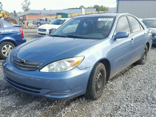 4T1BE32K12U573412 - 2002 TOYOTA CAMRY LE BLUE photo 2