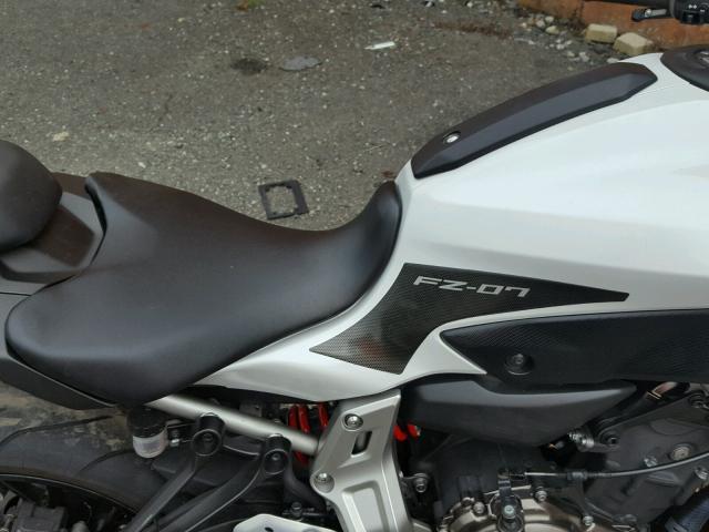 JYARM06EXFA001315 - 2015 YAMAHA FZ07 SILVER photo 5