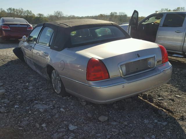 1LNHM83W94Y663592 - 2004 LINCOLN TOWN CAR U SILVER photo 3