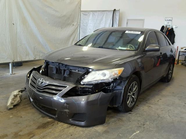 4T4BF3EKXBR090872 - 2011 TOYOTA CAMRY GRAY photo 2