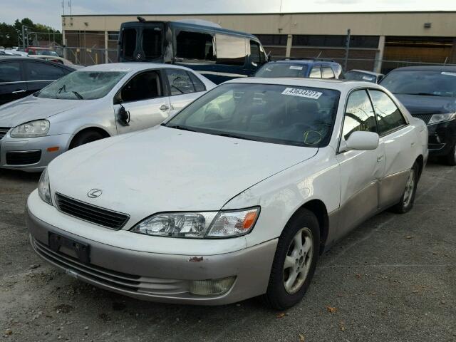 JT8BF22G1V5010087 - 1997 LEXUS ES 300 WHITE photo 2