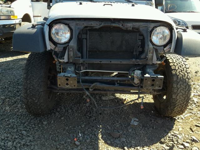 1C4AJWAG4FL554780 - 2015 JEEP WRANGLER S 银色 照片 9