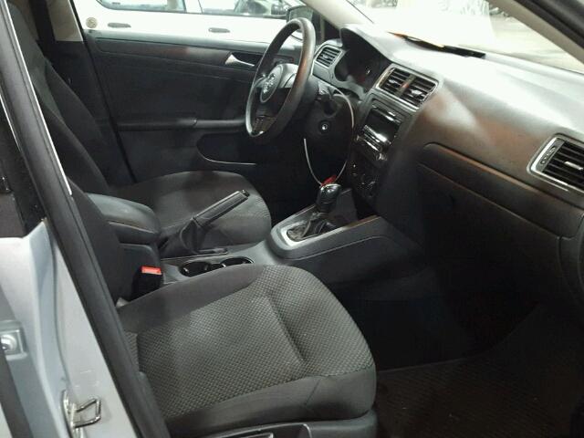 3VW2K7AJ5DM430576 - 2013 VOLKSWAGEN JETTA BASE GRAY photo 5