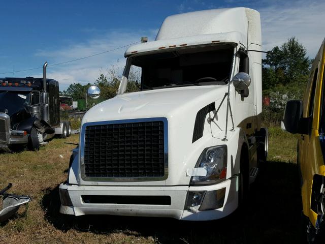 4V4NC9TH25N358511 - 2005 VOLVO VN VNL WHITE photo 2