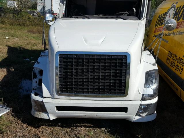 4V4NC9TH25N358511 - 2005 VOLVO VN VNL WHITE photo 7