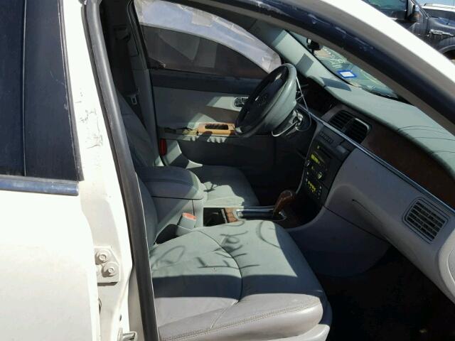 2G4WD562651252055 - 2005 BUICK LACROSSE C WHITE photo 5